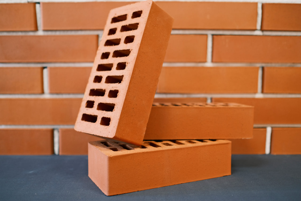 Арский кирпич лицевой 1НФ красный гладкий (с упаковкой)